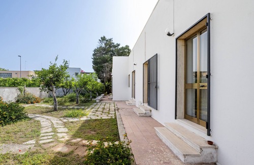 Giurdignano Apartment | Apartment 'Borgo Borgia - Casa Del Oliandolo' with Shared Pool, Wi-Fi and Air Conditioning