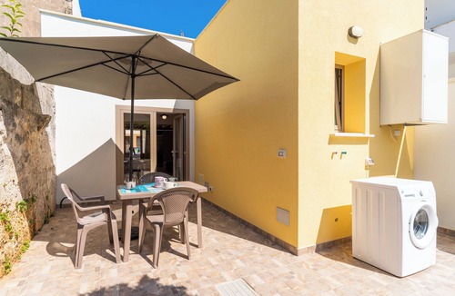 Acquarica del Capo Apartment | Apartment 'Casa Incanto' with Private Garden and Air Conditioning