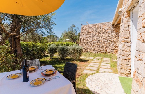 Tuglie Apartment | Apartment 'Classic Dépendance - Angolo Cottura' with Shared Pool, Wi-Fi and Air Conditioning