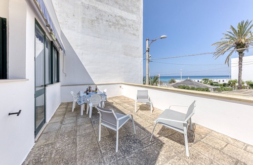 Lido Conchiglie Apartment | Apartment "Domus Rosi" with Sea View, Terrace & A/C