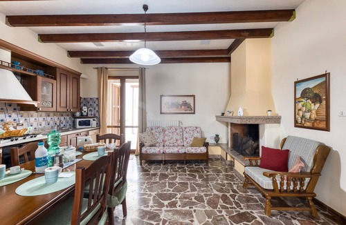 Surano Apartment | Apartment 'Fefè' with Private Terrace, Wi-Fi and Air Conditioning