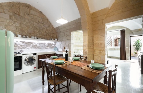 Lecce Historic Center Apartment | Apartment in the historic center of Lecce with vaults and Lecce stone.
