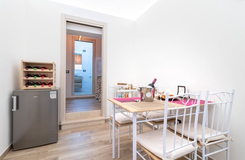 Municipio 2 Apartment | Apartment 'La Dimora In Città' with Wi-Fi and Air Conditioning
