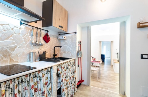 Municipio 2 Apartment | Apartment 'La Dimora In Città' with Wi-Fi and Air Conditioning