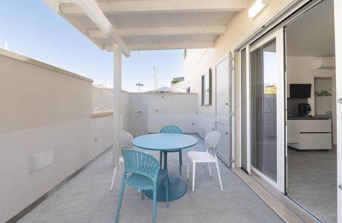 Torre dell'Orso Apartment | Apartment 'La Poesia' with Private Terrace, Wi-Fi and Air Conditioning
