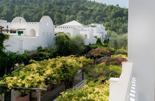 Peschici Apartment | Apartment 'Maritalia 1' with Private Terrace, Private Garden and Air Conditioning