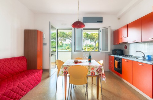 Conca Specchiulla Apartment | Apartment 'Rosso Tramonto' with Shared Terrace, Wi-Fi and Air Conditioning