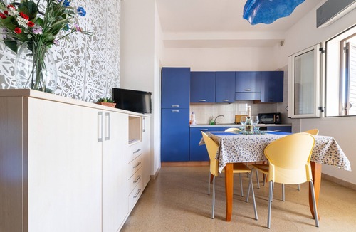 Conca Specchiulla Apartment | Apartment-studio 'Blu Mare' with Shared Garden, Wi-Fi and Air Conditioning