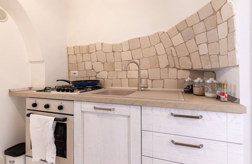 Specchiaruzzo Apartment | Apartment 'Trullo Degli Anelli In Masseria' with Shared Pool, Wi-Fi and Air Conditioning