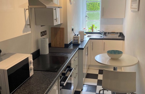 Raynes Park Apartment | Artistic, 1930's studio-flat - 20 mins to Central London.