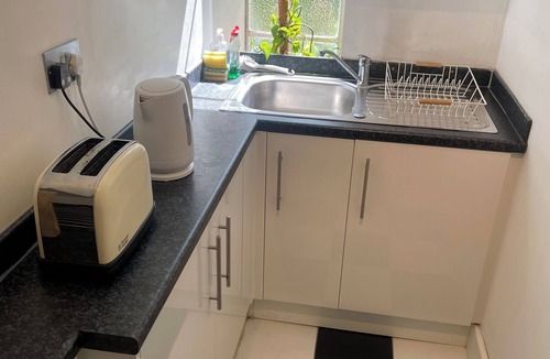 Raynes Park Apartment | Artistic, 1930's studio-flat - 20 mins to Central London.
