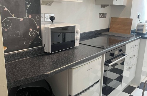 Raynes Park Apartment | Artistic, 1930's studio-flat - 20 mins to Central London.