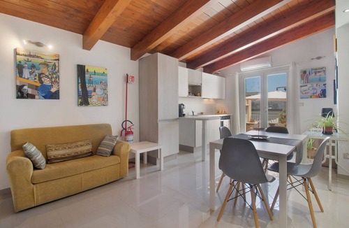 Terlizzi Apartment | Attica BeB - 'Yellow' Room with Shared Terrace, Wi-Fi and Air Conditioning