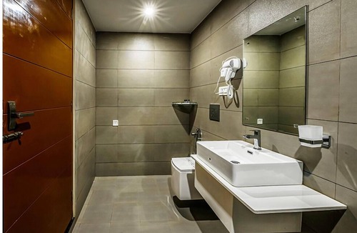 Devikolam Hotel | Aveda Munnar Mountains and Mist