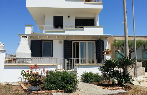 Torre San Giovanni House | Beachfront holiday home 30 meters from the water