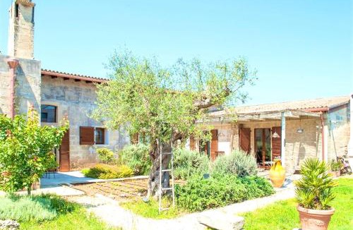 Minervino di Lecce Apartment | Bright Apartment in Minervino di Lecce with Shared Pool