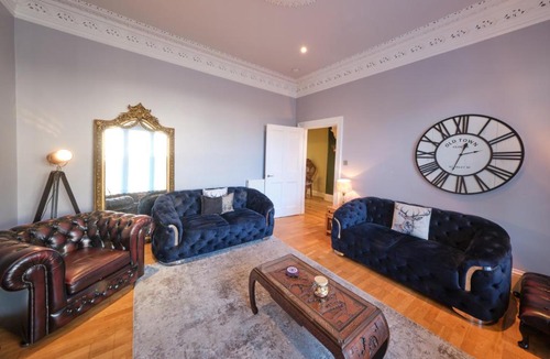 Dunfermline Apartment | Bruce on the Row-Historic Elegance near Edinburgh by Urban Haggis Stays