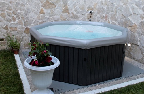 Novoli Apartment | "Buttons and zippers" suite with bedroom, living room, bathroom. garden with hydro tub