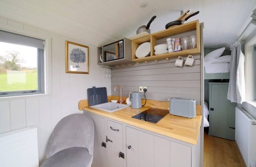 Sidmouth Cabin | Charming Hut with Outdoor Bath & Decking, Sea Views