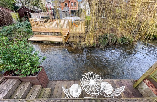 Wooburn House | Cheerful river front town house with parking