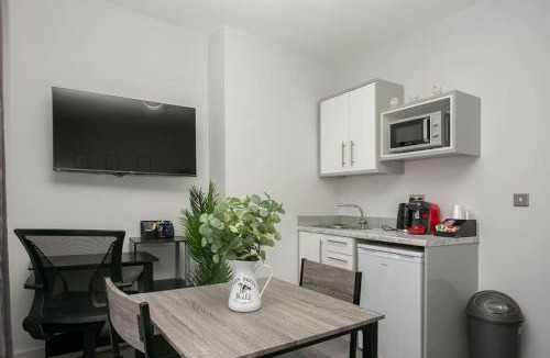 Crystal Palace Apartment | Cherry blossom studio in Sydenham