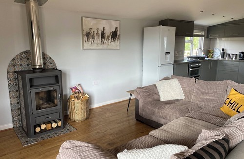 Bury St Edmunds Cabin | Cosy retreat on Kings Forest - Nightingale Lodge, sleeps 4.