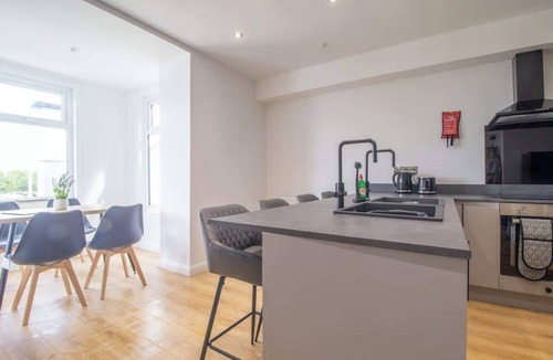 Grangemouth Apartment | Double Ensuite Room + Shared Kitchen + Fast Wi-Fi