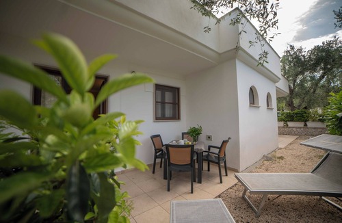 Mattinata House | Ferienwohnung ulivo mit Pool und Privatstrand