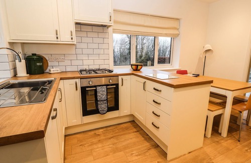 Cefn-mawr Cottage | HILLCREST, pet friendly, with a garden in Chirk