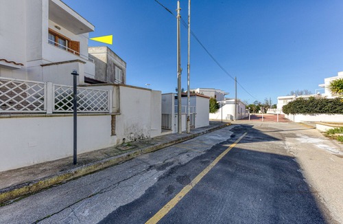 Lido Marini House | Holiday Home 'Appartamento A 50 M Dal Mare' with Balcony and Air Conditioning