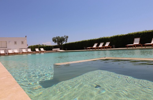 Otranto House | Holiday Home 'Casa Nero D Avola A Otranto' with Shared Pool, Wi-Fi and Air Conditioning