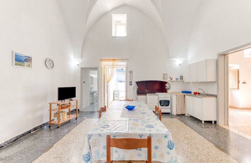 Felline House | Holiday Home 'Casa Saulle - Costruzione Tipica' with Terrace, Garden and Air Conditioning