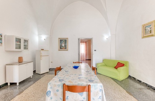 Felline House | Holiday Home 'Casa Saulle - Costruzione Tipica' with Terrace, Garden and Air Conditioning