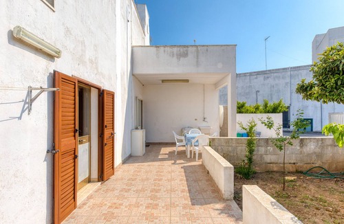 Felline House | Holiday Home 'Casa Saulle - Costruzione Tipica' with Terrace, Garden and Air Conditioning