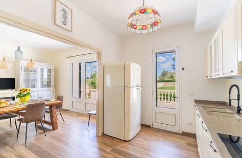 Spongano House | Holiday Home 'Casa Vacanze Le Giuggiole' with Private Terrace, Wi-Fi and Air Conditioning