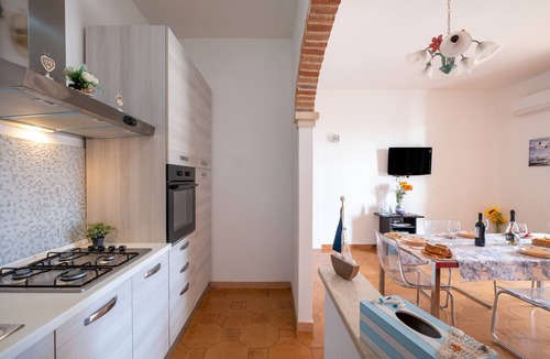 La Strea House | Holiday Home 'Villetta Privata Hoana Sul Mare' with Sea View, Private Garden and Air Conditioning