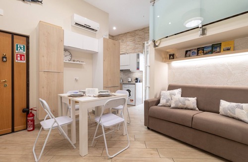 Giovinazzo House | Holiday Home 'Zelda Casa Vacanza' with Balcony, Wi-Fi and Air Conditioning