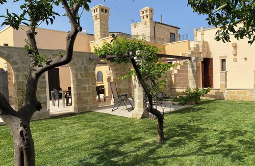 Surano House | Homerez - House in Surano - Fireplace, Garden
