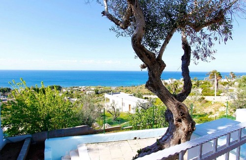 Torre Vado House | House quiet, sunny with wide views of the sea.