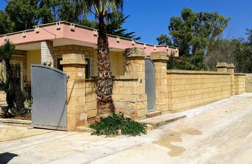 Torre San Giovanni Villa | Independent villa 700mt from the sea
