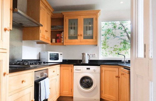 Bruntsfield Apartment | JOIVY 3-bed Meadows flat near Castle & Royal Mile