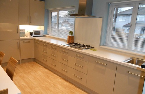 Epsom House | Modern Contemporary Bungalow With Sunny Garden, Sleeps 9, Easy access to London