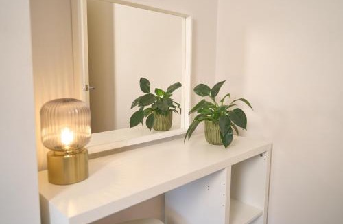 Eccleston House | Modern Cosy 2-Bed Terrace with Private Garden