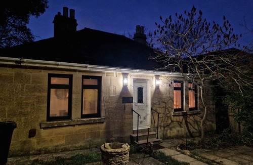 Newton St Loe House | Modern & Cosy 2 bedroom Bungalow Near Bath, Bristol & The Cotswolds
