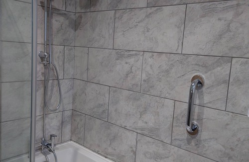 Newton St Loe House | Modern & Cosy 2 bedroom Bungalow Near Bath, Bristol & The Cotswolds