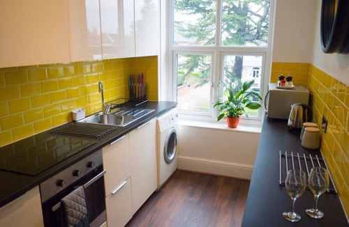 Leamington Spa Apartment | Modern spacious town centre serviced apartment