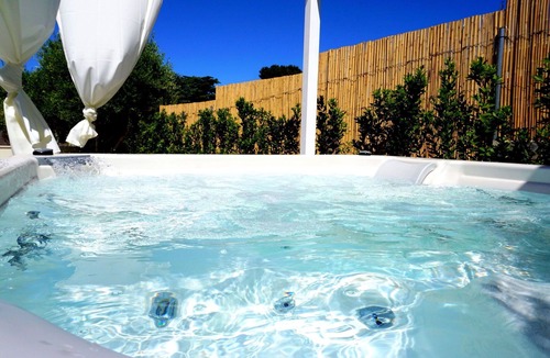 Laureto Villa | Nice apartment in villa for 4 people with hot tub, WIFI, A/C, TV and veranda, close to Alberobello