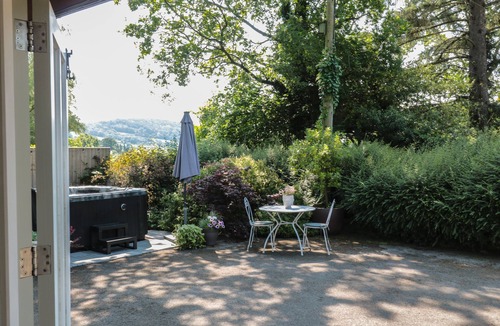 Honiton Cottage | NUTHATCH, pet friendly, with hot tub in Honiton