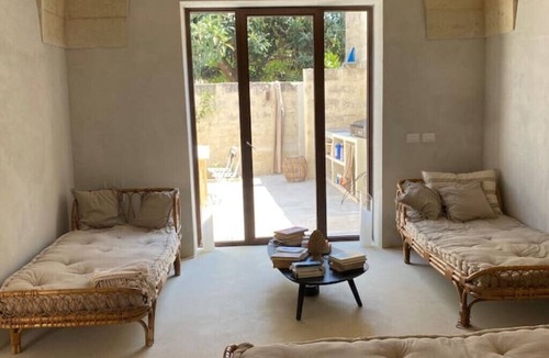 Vernole House | Old courtyard house in the village