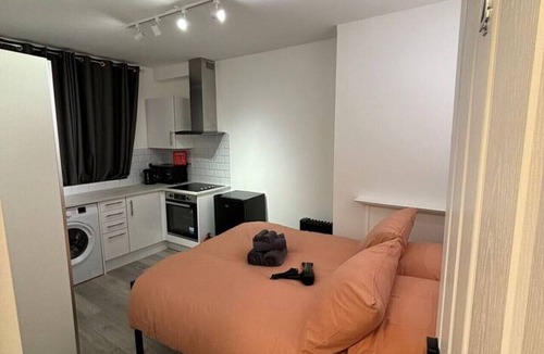 Waterloo Apartment | Room 5 minute Walk to Waterloo